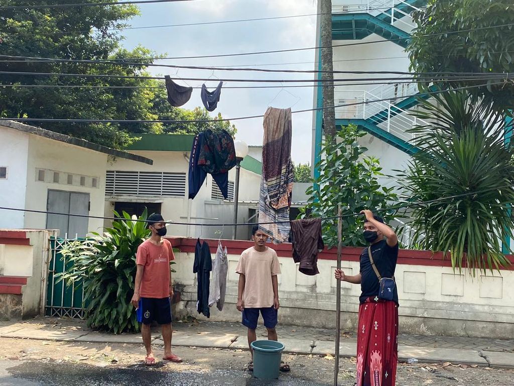 Protes! Warga Jemur Baju-Celana Dalam di Kabel Menjuntai, Ciputat Timur