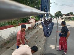 Lurah: Kabel Optik yang Jadi Jemuran Ciputat Timur Akan Ditindak Trantib