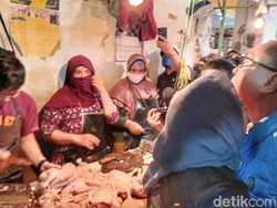 Doa dan Kecupan Pipi dari Emak-emak Pasar Cicalengka untuk Zulhas