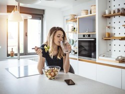 Apa Boleh Makan Sambil Minum Sesekali? Ini Kata Ahli Gizi