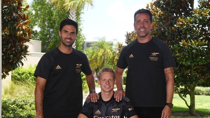 ORLANDO, FLORIDA - JULY 22: (L) Arsenal Manager Mikel Arteta and (R) Director of Football Edu with new signing Oleksandr Zinchenko on July 22, 2022 in Orlando, Florida. (Photo by Stuart MacFarlane/Arsenal FC via Getty Images)