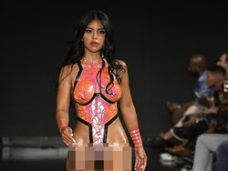 Ngintip Fashion Show Baju Renang yang Modelnya Tanpa Busana-Cuma Pakai Selotip