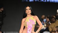Foto: Aksi Model Catwalk Cuma Pakai Baju Renang dari Selotip