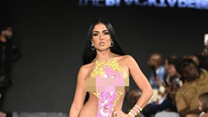 Foto: Aksi Model Catwalk Cuma Pakai Baju Renang dari Selotip