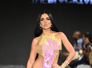 Foto: Aksi Model Catwalk Cuma Pakai Baju Renang dari Selotip Foto: Aksi Model Catwalk Cuma Pakai Baju Renang dari Selotip