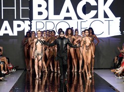 Model Catwalk Tak Berbusana, Cuma Pakai Selotip di Fashion Show Baju Renang