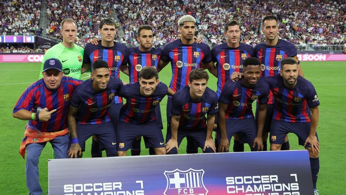 LAS VEGAS, NEVADA - JULY 23: Barcelona players pose for a photo before their preseason friendly match against Real Madrid at Allegiant Stadium on July 23, 2022 in Las Vegas, Nevada. Barcelona defeated Real Madrid 1-0. (Photo by Ethan Miller/Getty Images)