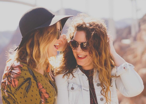 Berbicara dengan teman/ foto: unsplash/ katietreadway Dua wanita sedang berbicara