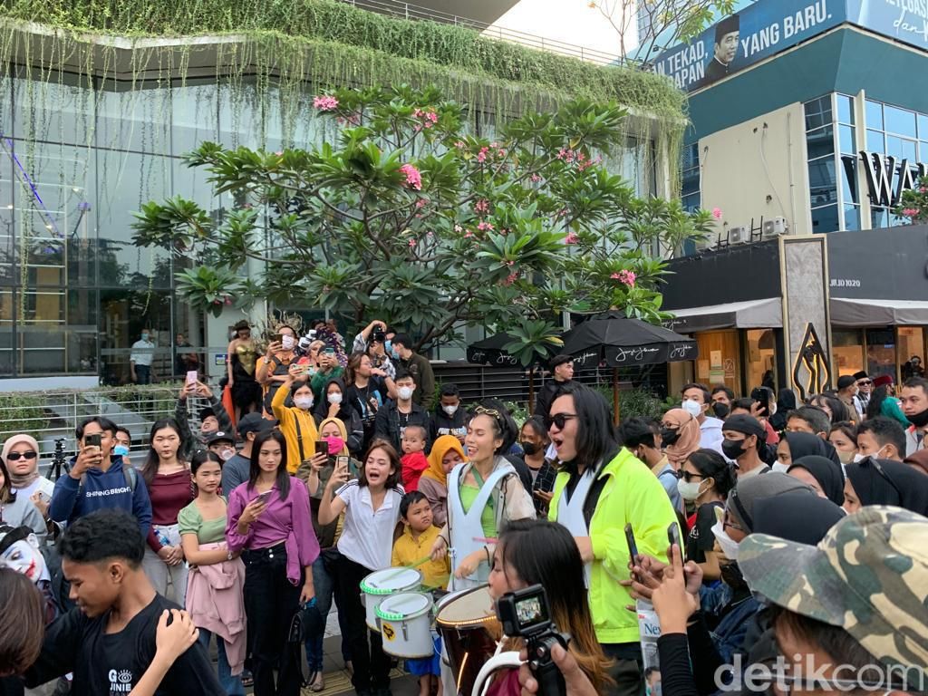 Dibubarkan Petugas, Citayam Fashion Week Pindah ke Trotoar