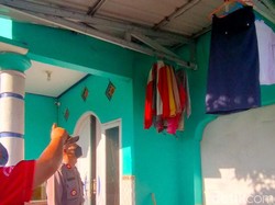 Aksi Dua Pria di Klaten Sikat Jaket di Jemuran Terekam CCTV