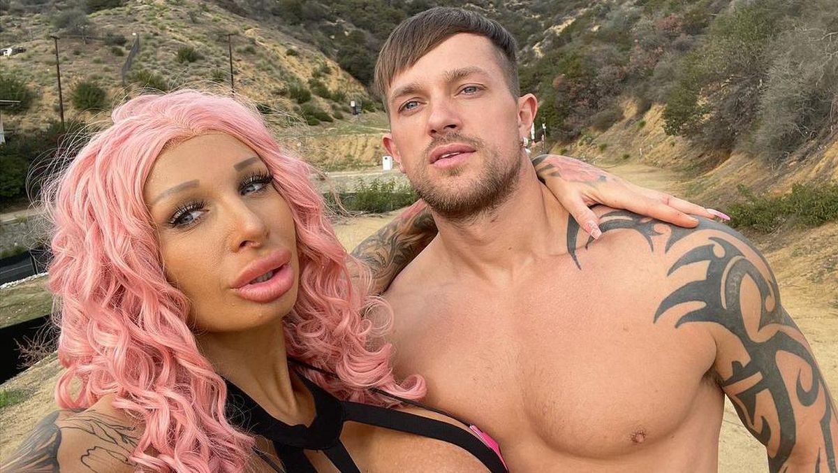 Xotinini sikadi va erining ogziga siktiradi