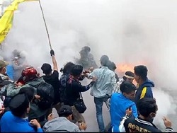 Ricuh Demo Tolak RKUHP, Mahasiswa Bentrok dengan Polisi