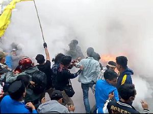 Ricuh Demo Tolak RKUHP, Mahasiswa Bentrok dengan Polisi Ricuh Demo Tolak RKUHP, Mahasiswa Bentrok dengan Polisi