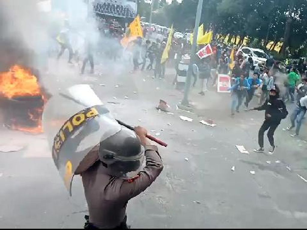 Draf RKUHP Baru: Hina Polri, Jaksa, DPR Akan Dihukum 18 Bulan Penjara Draf RKUHP Baru: Hina Polri, Jaksa, DPR Akan Dihukum 18 Bulan Penjara
