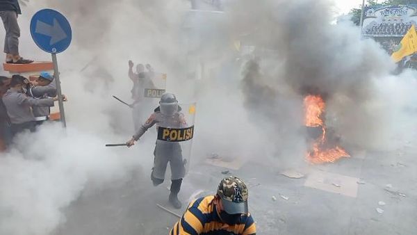 Momen Mencekam Saat Demo di Probolinggo Ricuh