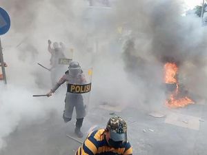 Momen Mencekam Saat Demo di Probolinggo Ricuh Momen Mencekam Saat Demo di Probolinggo Ricuh