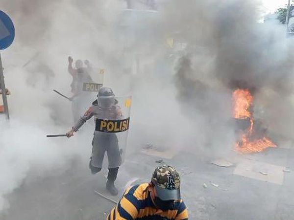 Momen Mencekam Saat Demo di Probolinggo Ricuh