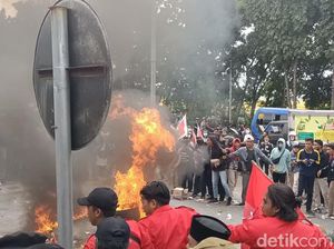Demo Tolak RKUHP di Probolinggo Ricuh, 2 Mahasiswa Diamankan Polisi Demo Tolak RKUHP di Probolinggo Ricuh, 2 Mahasiswa Diamankan Polisi