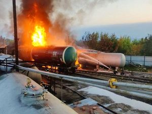 Api Membakar Depot BBM di Donetsk Ukraina, Lihat Fotonya Api Membakar Depot BBM di Donetsk Ukraina, Lihat Fotonya