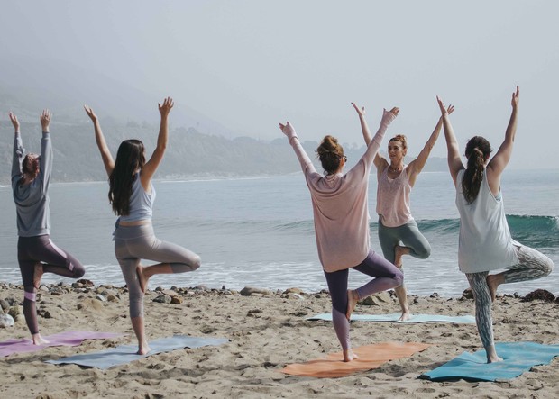 Para wanita sedang yoga di pinggir pantai