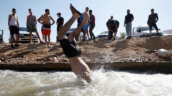 Potret Palestina yang Panas, Warganya Ramai Mandi di Mata Air Oja