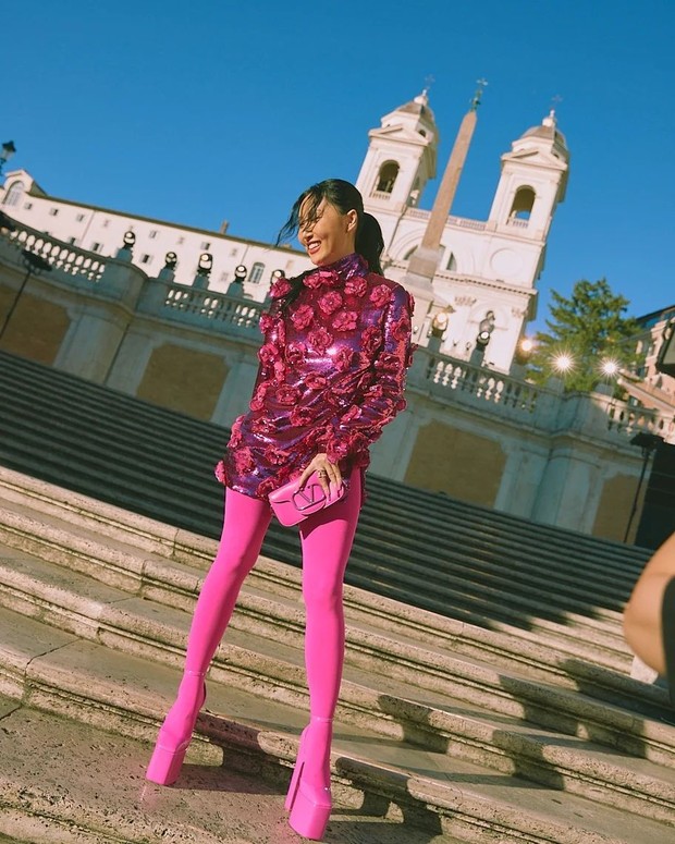 Hwasa MAMAMOO hadiri Valentino Haute Couture Fall/Winter 2022/2023 di Roma, Italia