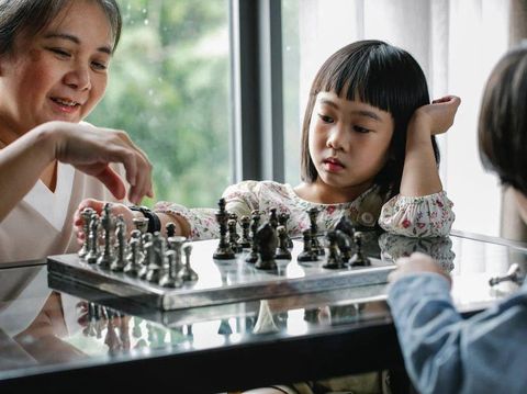 Ilustrasi ibu dan anak yang sedang bermain catur