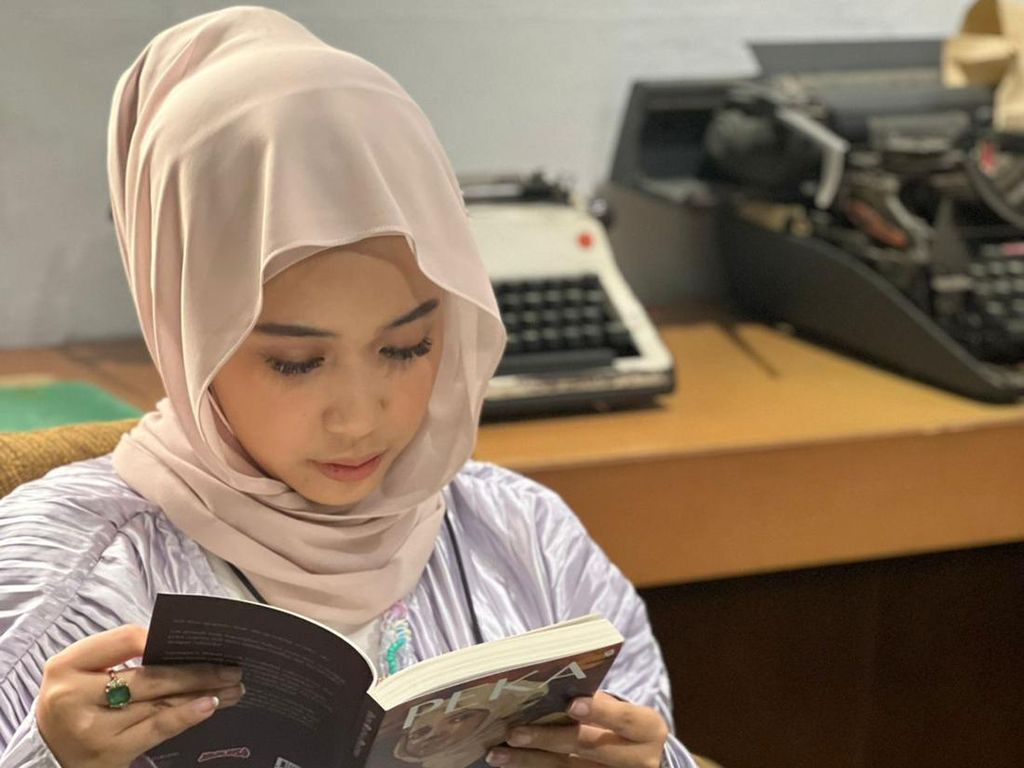 Indy Ratna Tak Luput Tulis Kuntilanak Merah, Bakal Ada di Buku kedua? Indy Ratna Tak Luput Tulis Kuntilanak Merah, Bakal Ada di Buku kedua?