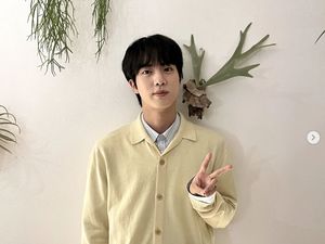 Jin BTS Datang ke Premier Film Emergency Declaration, Siap Debut Akting? Jin BTS Datang ke Premier Film Emergency Declaration, Siap Debut Akting?