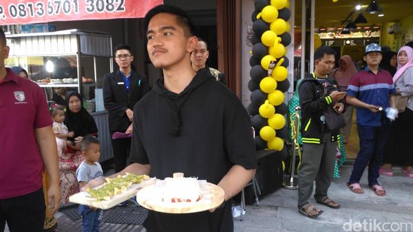 10 Momen Seru Kaesang Masak Pisang Nugget dan Rice Bowl