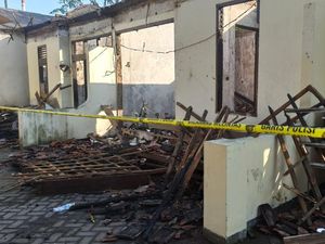 4 Ruangan Mapolsek Purwosari Pasuruan Ludes Dilalap Api 4 Ruangan Mapolsek Purwosari Pasuruan Ludes Dilalap Api