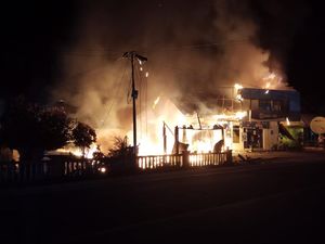 Kantor BRI dan Rumah Dokter Puskesmas Lunang Hangus Terbakar
