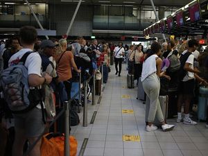 Penampakan Bandara di Belanda yang Kewalahan Hadapi Musim Liburan