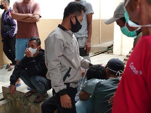 Tangis Keluarga Korban Tewas Odong-odong Tertabrak Kereta di Serang