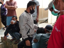 Tangis Keluarga Korban Tewas Odong-odong Tertabrak Kereta di Serang