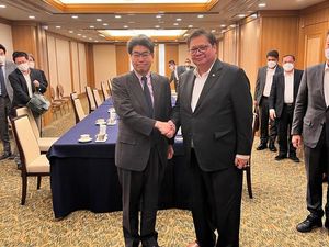 Bertemu Bos JBIC, Airlangga Bahas Proyek Pembangkit Listrik-Blok Masela