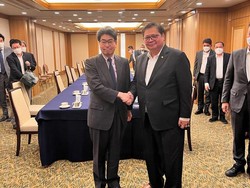 Bertemu Bos JBIC, Airlangga Bahas Proyek Pembangkit Listrik-Blok Masela