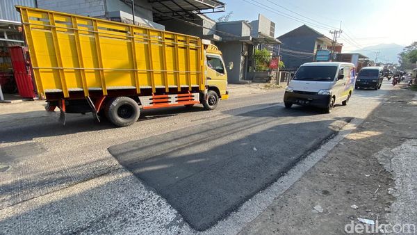 Lubang Berbahaya di Jalan Cicalengka-Majalaya Akhirnya Ditambal