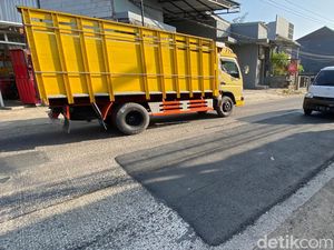 Lubang Berbahaya di Jalan Cicalengka-Majalaya Akhirnya Ditambal