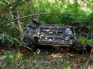 Mobil Terjun ke Jurang Sedalam 12 Meter di Karangasem, Korban Kritis Mobil Terjun ke Jurang Sedalam 12 Meter di Karangasem, Korban Kritis