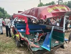 Odong-odong Terempas 5 Meter Saat Tertabrak Kereta di Serang