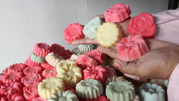 Kreatif, Warga di Klender Ubah Minyak Jelantah Jadi Sabun hingga Lilin