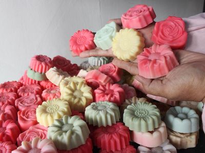 Kreatif, Warga di Klender Ubah Minyak Jelantah Jadi Sabun hingga Lilin