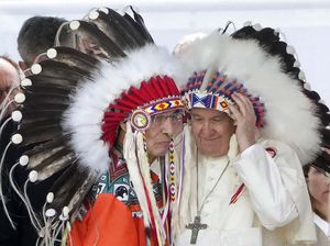 Potret Paus Fransiskus Saat Mengenakan Topi Bulu Pribumi Kanada