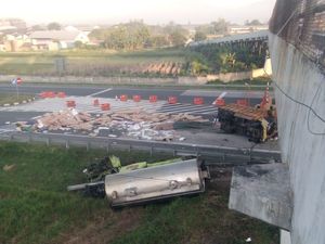 Truk Tanki Tabrak Truk Barang dan Pintu Tol Kartasura, Satu Tewas