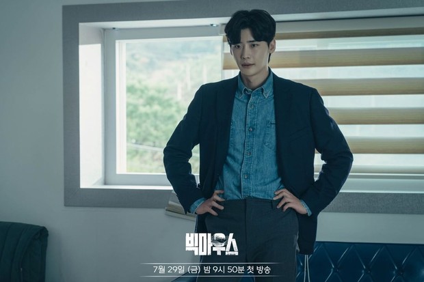 Lee Jong Suk berperan sebagai pengacara di drama Big Mouth