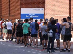 Antre Panjang Berburu Vaksin Cacar Monyet di Inggris