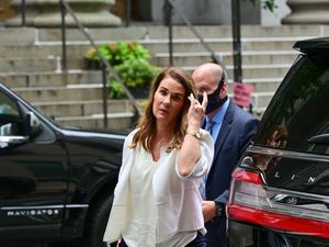 Mengintip Janda Bill Gates Kini Suka Jalan Sendirian