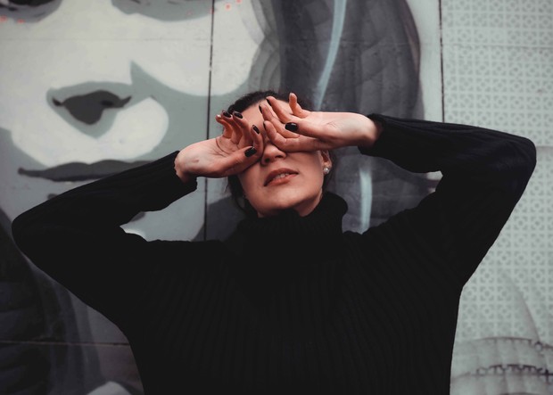 Wanita sedang menggosok matanya