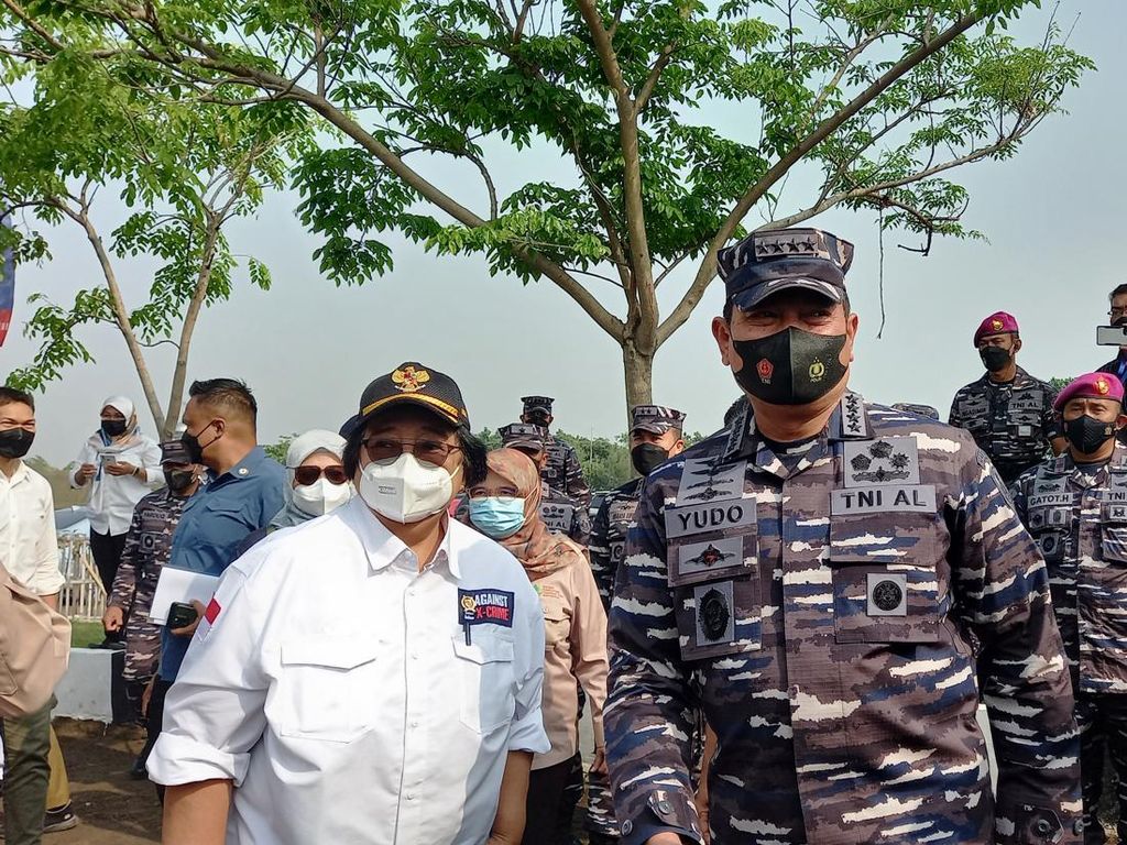 Menteri LHK dan KSAL Tanam Mangrove di Pantai Tanjung Pasir Tangerang
